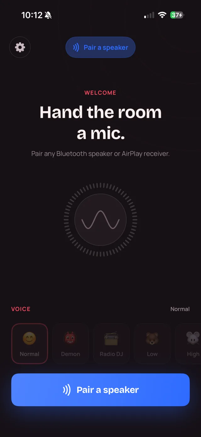 iPhone 上的 MyMic 欢迎界面，写着「把麦克风交给全场」，下方是「配对扬声器」按钮。